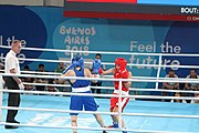 Deutsch: Boxen bei den Olympischen Jugendspielen 2018 Tag 12, 18. Oktober 2018 - Finale Leichtgewicht Mädchen – Oriana Saputo (Argentinien, blau) schlägt Emma Lawson (Australien, rot) 5-0; Ringrichter ist José Romero (Spanien). English: Boxing at the 2018 Summer Youth Olympics on 18 October 2018 – Girls' lightweight Bronze Medal Bout – Oriana Saputo (Argentina, blue) wins over Emma Lawson (Australie, red) 5-0; Referee is José Romero (Spain). Español: Boxeo en los Juegos Olímpicos Juveniles de Verano de 2018 en 18 de octubre de 2018 - Combate de medalla de bronce de las niñas: Oriana Saputo (Argentina, azul) gana a Emma Lawson (Australie, roja) 5-0; Árbitro es José Romero (España).