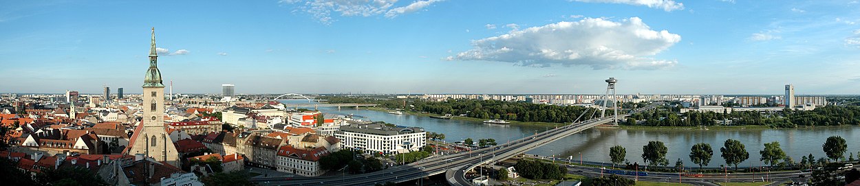 A Duna Pozsonynál, középen a Szlovák Nemzeti Felkelés hídja