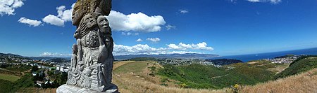 Bruce Stewart Tawatawa Ridge powhenua sculpture of Maori Chiefs.jpg