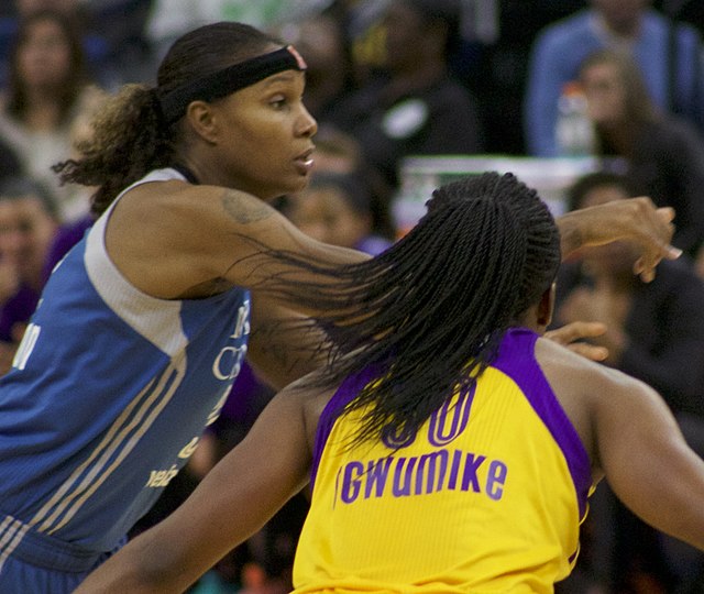 Nneka Ogwumike guards Brunson in 2016