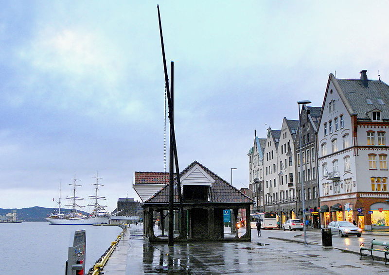 File:Bryggen i Bergen - Dramshusens skur med vippebommen.jpg