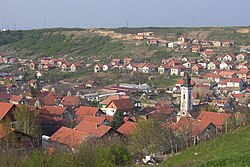 Blick von einem Hügel auf die Kirche in Bukovac