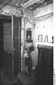 Bundesarchiv Bild 183-19000-1666, Berlin, Junge in kriegsbeschädigter Wohnung.jpg