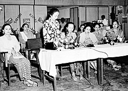 COLLECTIE TROPENMUSEUM In juni 1950 organiseerde de leiding van de KOWANI (Kongres Wanita Indonesia) in Djakarta een congres dat door alle afdelingen in Indonesië werd bijgewoond TMnr 10000217.jpg