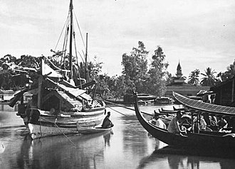 A golekan (left) in Banjarmasin. COLLECTIE TROPENMUSEUM Riviergezicht met een Madurese prauw Bandjermasin TMnr 60018683.jpg