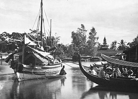 A golekan (left) in Banjarmasin.