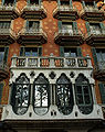 Arcs polilobulats a la façana de la Casa Estapé, obra de Bernardí Martorell i Rius, 1907.