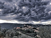 Centro storico, con la torre degli Smeducci