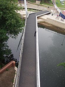 Grüne Fußgängerbrücke der Kathedrale - Derby.jpg