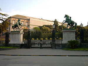 En av två hästtämjare framför kungapalatset i Neapel