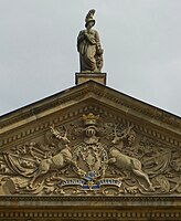 西面の屋根に刻まれたデヴォンシャー公爵キャヴェンディッシュ家の紋章を象った彫刻