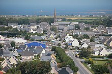 Vue aérienne du centre bourg de Ploudalmézeau en bord de mer, vu du clocher de son église