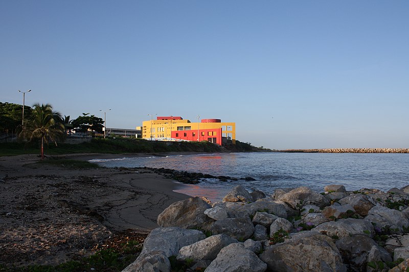 File:Centro Cultural Riohacha (Visto desde la playa) - panoramio.jpg