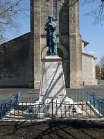 Poilu au repos (monument aux morts)