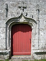 La porte est de la façade sud.