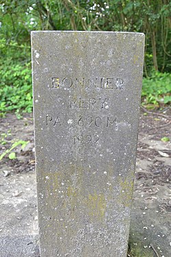 Gedenksteen op de schacht Bonnier Pery