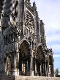 Les porches de la façade sud (transept) de la cathédrale de Chartres.