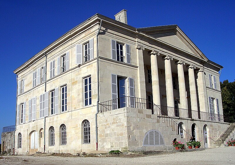 File:Chateau d'archiecture palladienne prise de côté.jpg