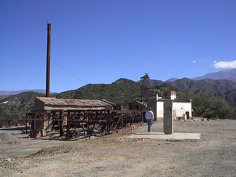 File:Chilecito mina la mejicana, instalaciones del cablecarril.JPG