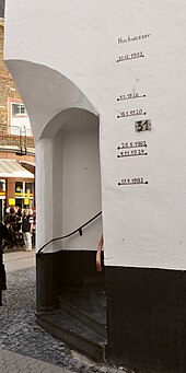 High water marks in the Old Town of Cochem