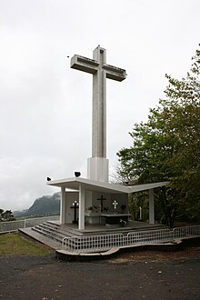 Vue de la grande croix au sommet du piton des Songes.