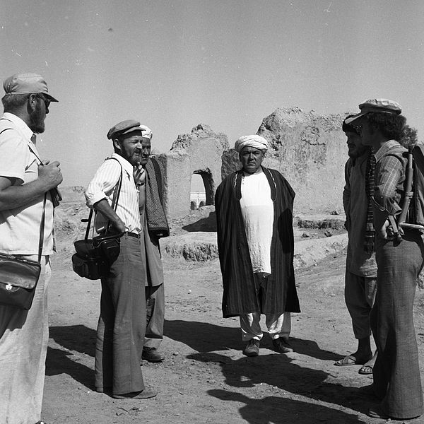 File:Członkowie wyprawy podczas rozmowy z mieszkańcami miasta - Qajser - 002486n.jpg