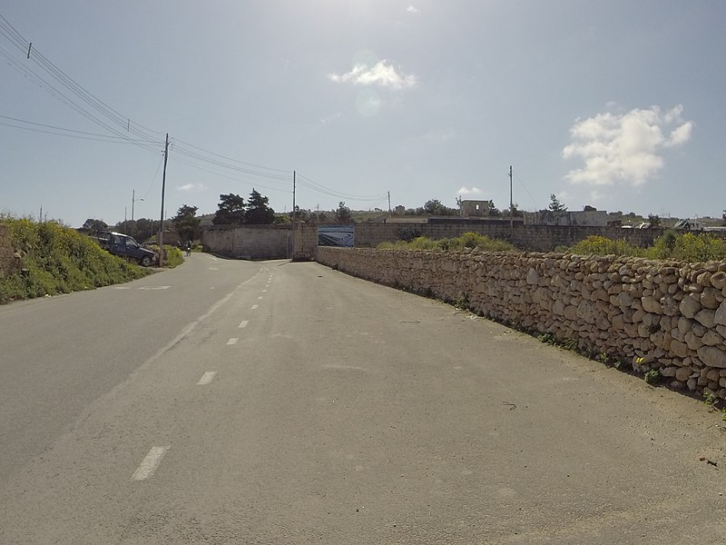 File:Dawret in-Nawfragju, San Pawl il-Baħar, Malta - panoramio.jpg