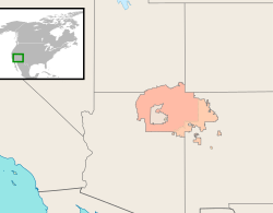 Lokalizacja narodu Navajo.  Obszar szachownicy w jaśniejszym odcieniu (patrz tekst)