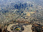 Dodger Stadium i förgrunden och centrala Los Angeles i bakgrunden.
