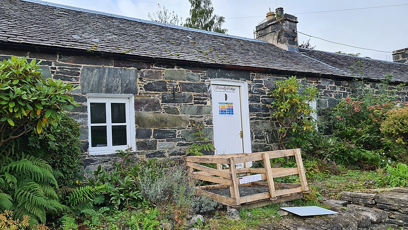 File:Dowally Cottage, Port-Na-Craig Cottages, Pitlochry.jpg