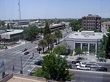 Centre-ville de Bakersfield (Californie), où le groupe fait ses débuts.