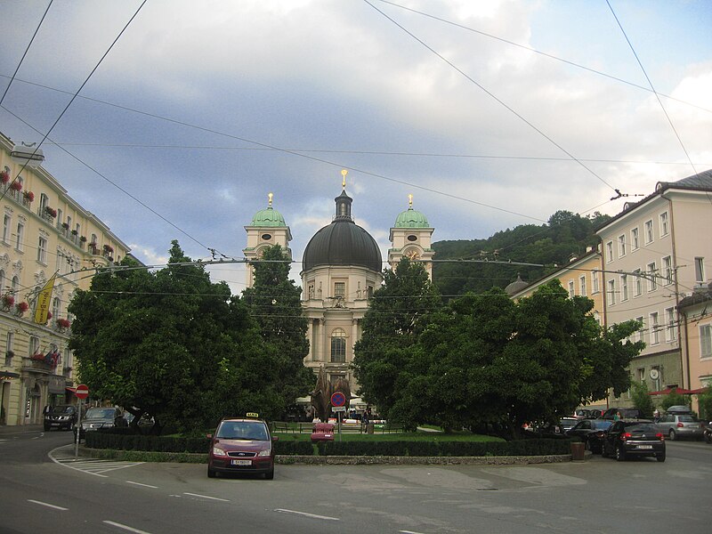 File:Dreifaltigkeitskirche Salzburg.jpg