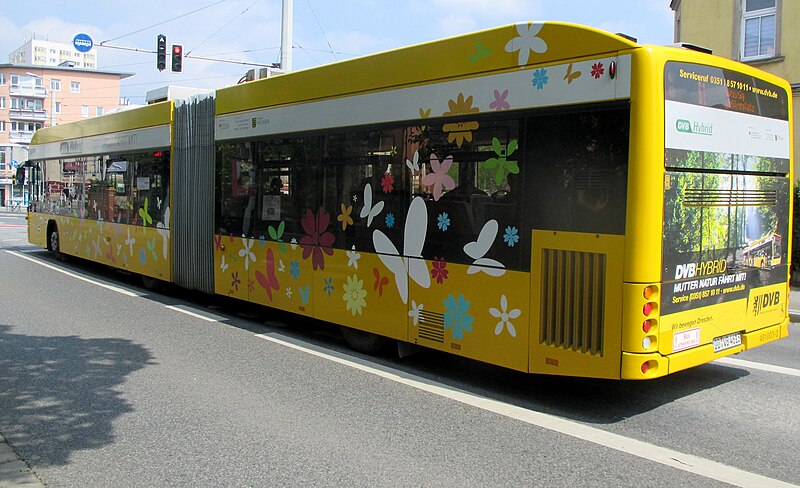 File:Dresdner Verkehrsbetriebe - Hybridbus mit Sonderbeklebung - Zwinglistraße - Bild 001.jpg