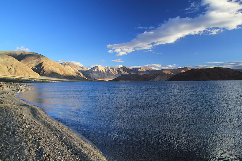 File:Early morning at the Pangong Tso (10035180156).jpg