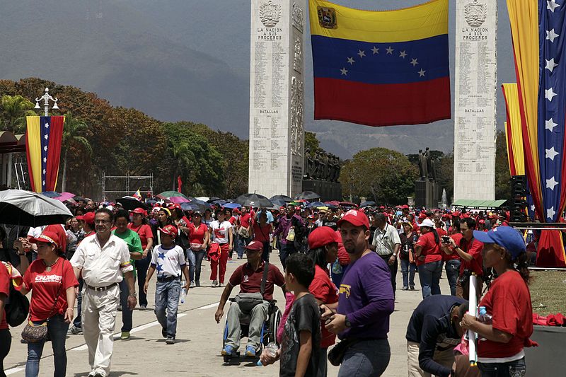 File:El pueblo venezolano acompañó los restos de su presidente Hugo Chávez Frías en la Academia Militar (8539060122).jpg
