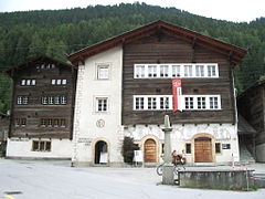 Ernen, maison des capucins à gauche et école, ancienne maison bourgeoisiale (1538)