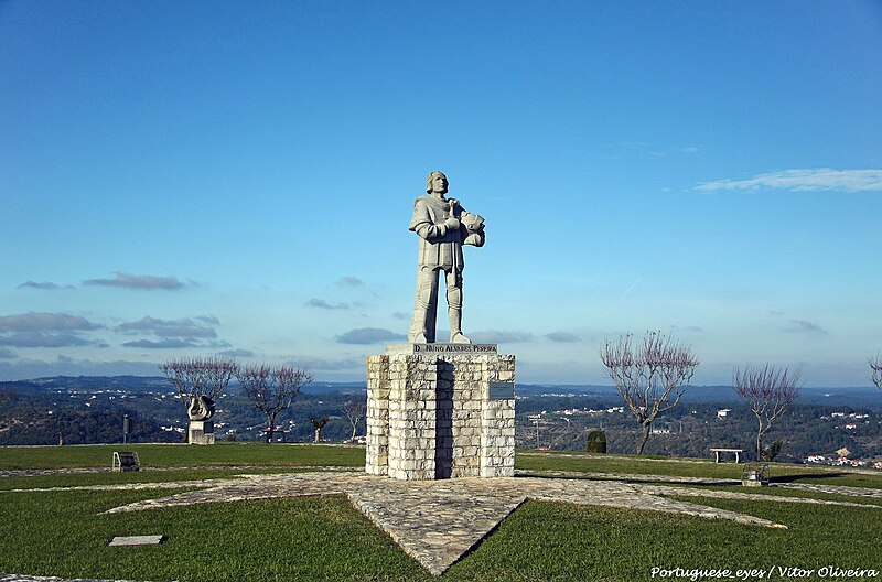 File:Estátua do Condestável Dom Nuno Álvares Pereira - Ourém - Portugal (32533462070).jpg