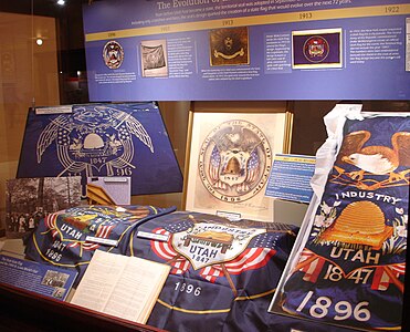 Een display op het Utah State Capitol met de geschiedenis van de vlag