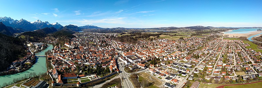 Luftaufnahme (im Jahr 2020) mit Bahnhof und Altstadt am Lech aus Richtung der Schlösser, flächig strukturierte Neubaugebiete.