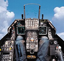 Cabina di un F-16C. Il F-16V ha un grande MFD al centro.