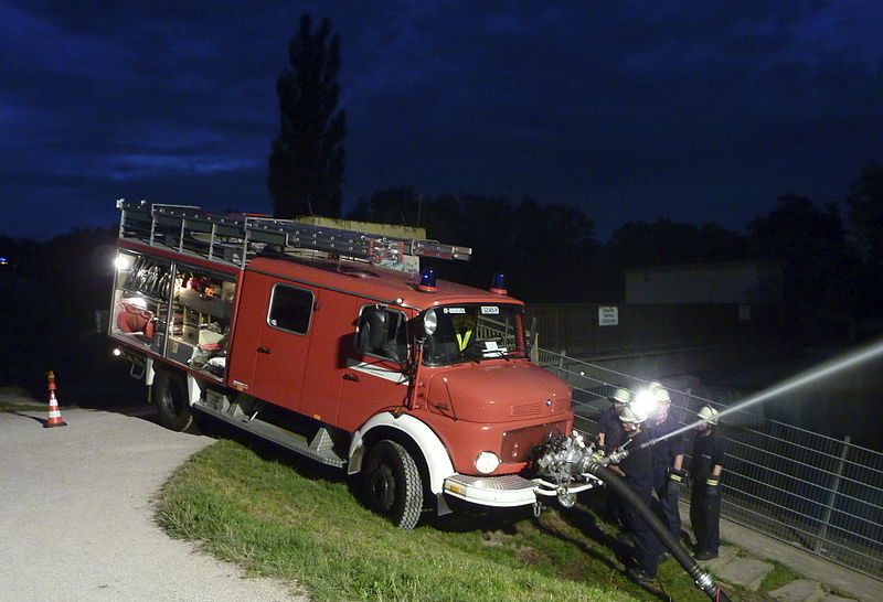 File:FFM Feuerwehr LF 16-TS Nidda-Nachtuebung 2012 a.jpg