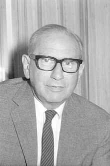 Robert Lembke, 1969. Fernsehjournalist Robert Lembke (Kiel 45.403).jpg