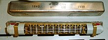 A mechanical filter opened to show the mechanical-electrical transducers at either end Filterbaustein MF200 1 800 293.jpg