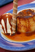 Flan con helado.jpg