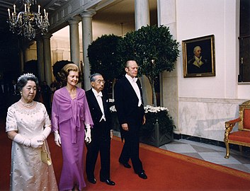The Fords escort Japanese Emperor Hirohito and Empress Kōjun down the Cross Hall towards the East Room during an October 1975 state dinner honoring the Japanese royals