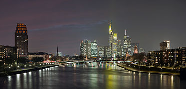 Frankfurt Am Main-Stadtpanorama von der Deutschherrnbruecke am fruehen Abend-20100310.jpg