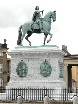 Frederik V statue in Amalienborg Palace - DSC07145.JPG
