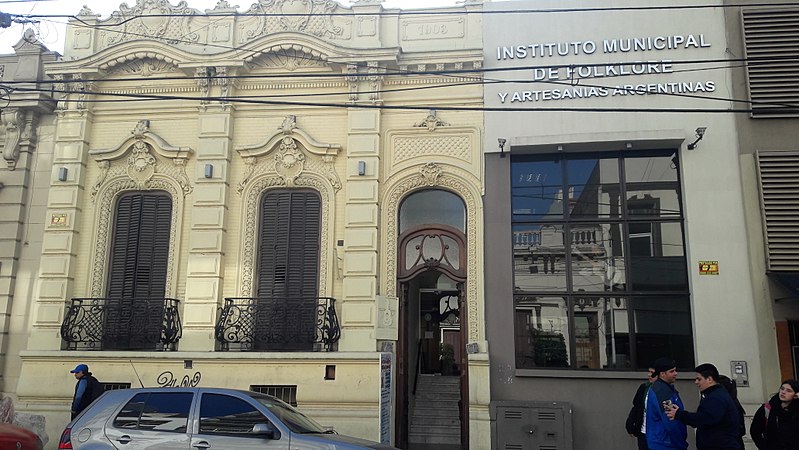 File:Frente en el instituto municipal de folklore y artesanías argentina.jpg