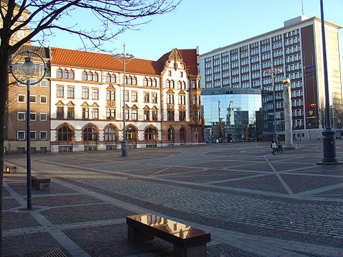 Friedensplatz in Dortmund mit altem und mittlerem Stadthaus