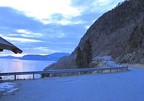 Veien passerer «Kokarsteinen» mellom Stordal og Ørskog, utsikt utover Storfjorden.